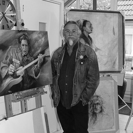 Ivo Winnubst met schilderijen in zijn atelier